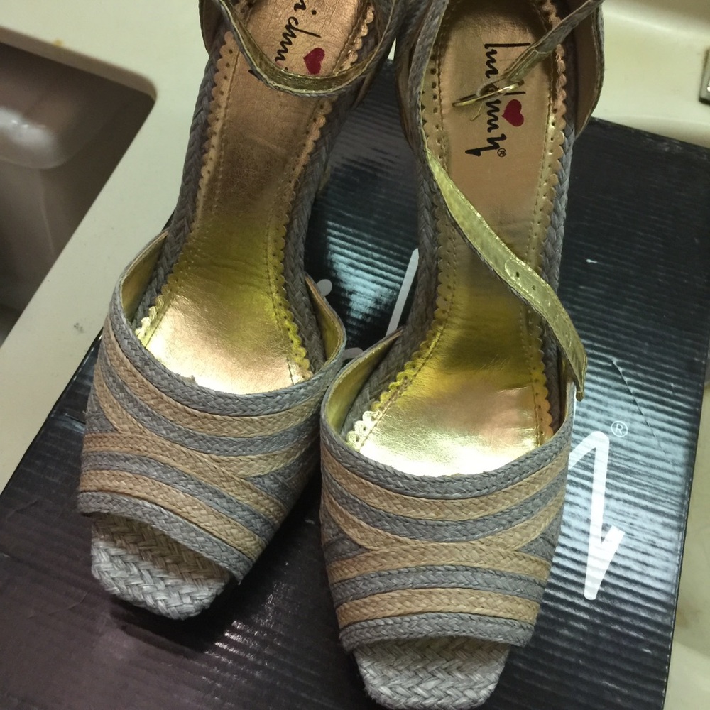 Peep toe pumps